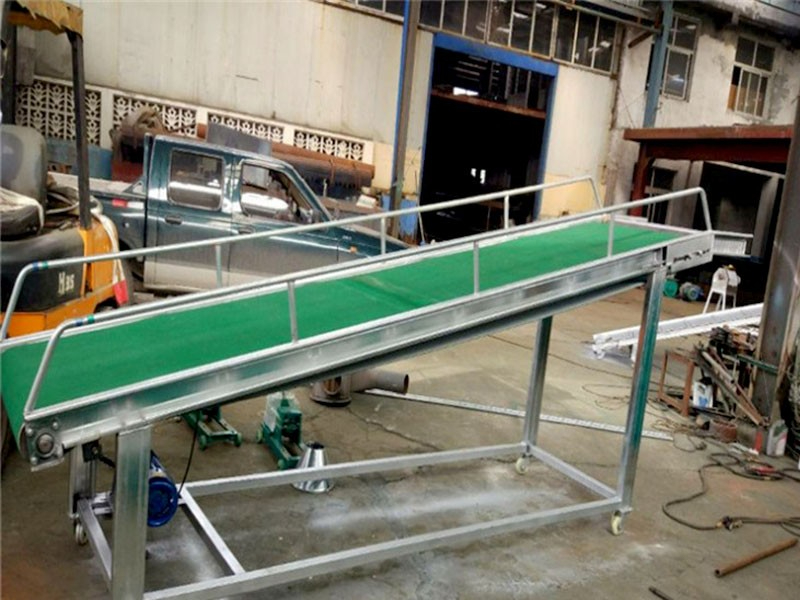 爬坡輸送機(jī)定制